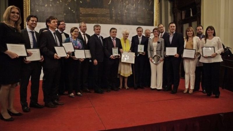 Myrian Juárez recibió premio Parlamentario