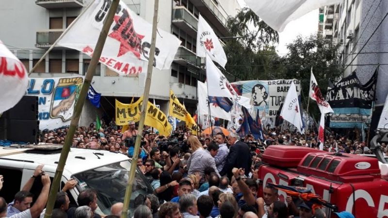 Barrionuevo cambió la cerradura y hubo protestas frente a la sede