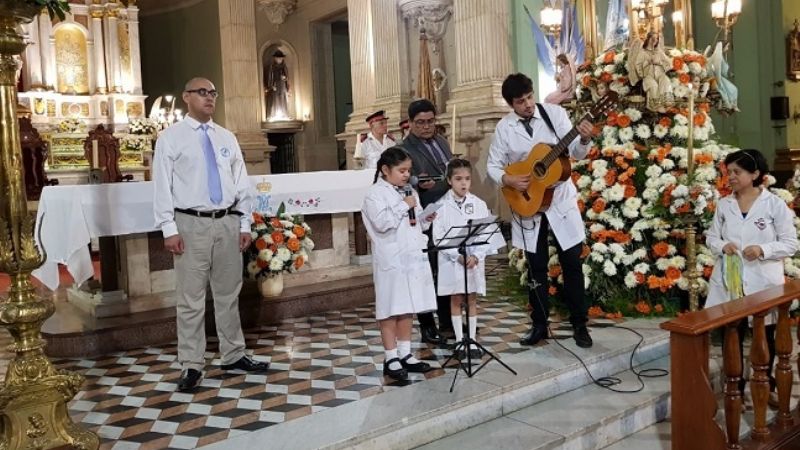Un tierno homenaje de instituciones educativas