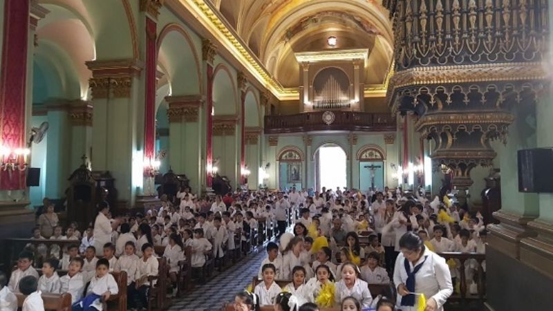 Un tierno homenaje de instituciones educativas