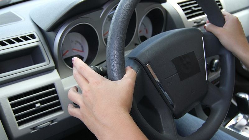Adolescente al volante chocó contra un auto estacionado