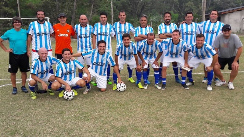 Los “pendex” le “tiraron la chapa” a los “cuervos” viejitos