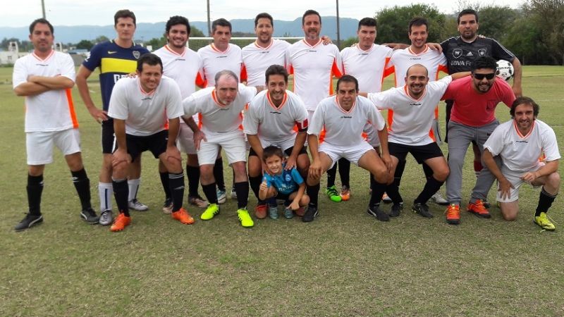 Los “pendex” le “tiraron la chapa” a los “cuervos” viejitos