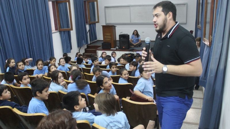 Nicolás Romero les cantó a los alumnos de La Fray