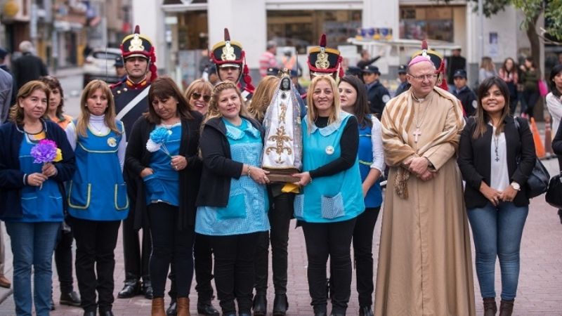 Multitudinario y colorido homenaje de los jardines de infantes a la Virgen