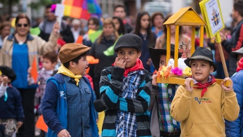 Multitudinario y colorido homenaje de los jardines de infantes a la Virgen