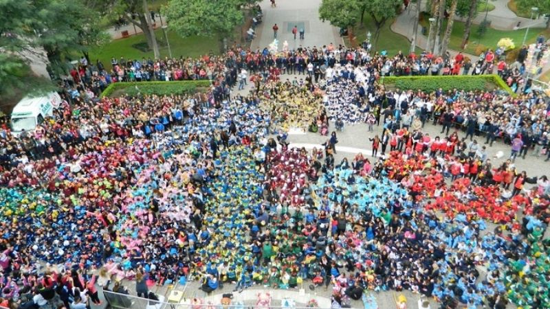 Multitudinario y colorido homenaje de los jardines de infantes a la Virgen