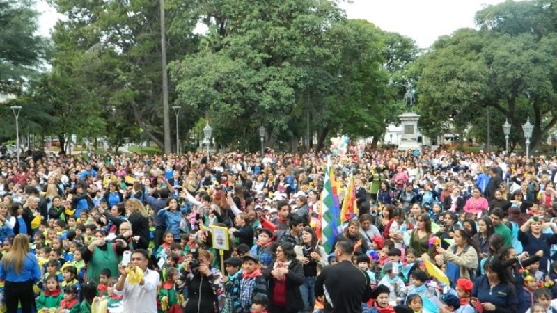 Multitudinario y colorido homenaje de los jardines de infantes a la Virgen