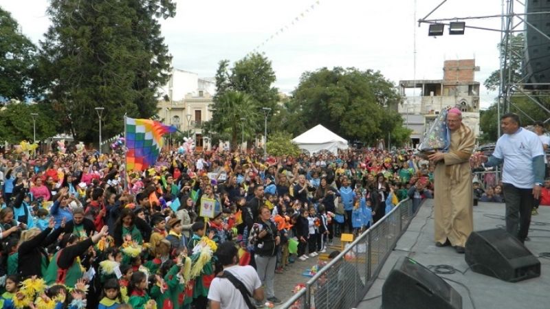 Multitudinario y colorido homenaje de los jardines de infantes a la Virgen