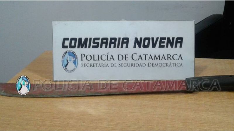 En una discusión, un hombre atacó a un joven con un machete