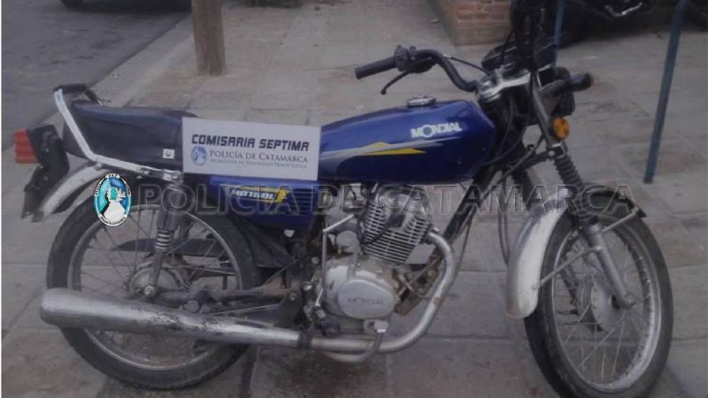 Compraron con billetes falsos y tenían ocho celulares cuando los atraparon