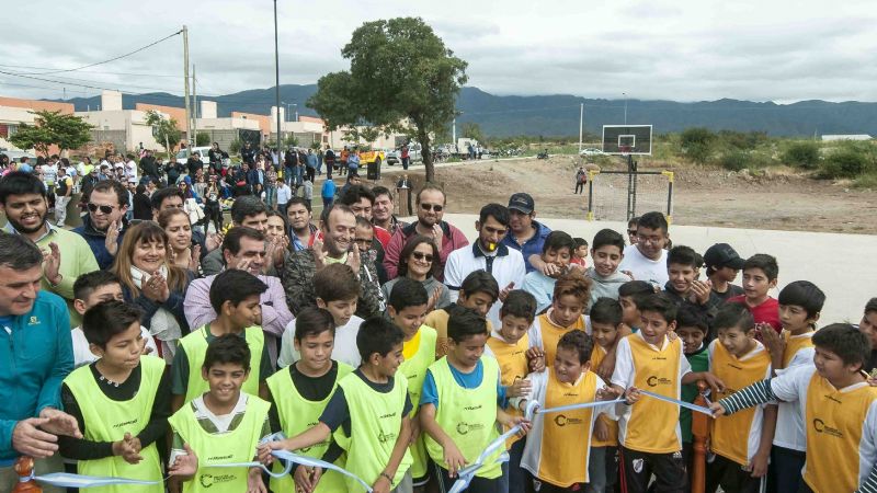 Lucía inauguró un playón deportivo en Valle Chico