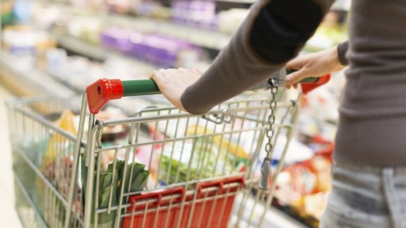Sorprendieron a una mujer cambiando códigos de barra en un supermercado