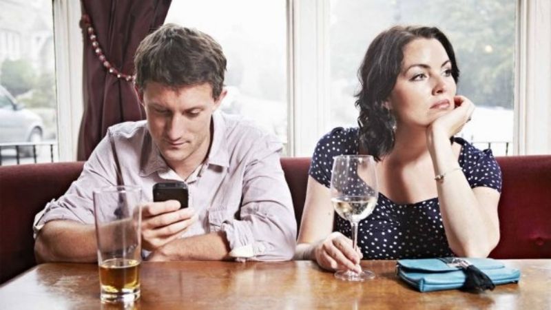 El 55% de las parejas discute por el uso del celular