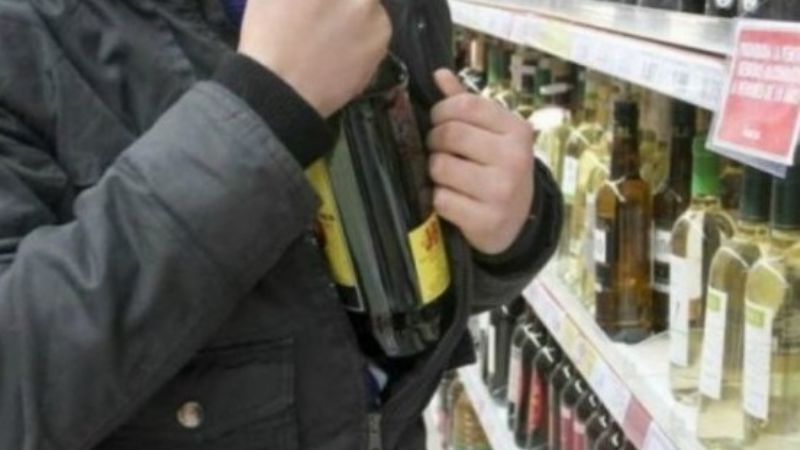 Robó una botella de whisky del supermercado