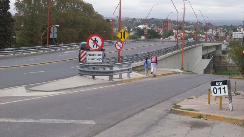 Motociclistas chocaron contra el puente en la Circunvalación