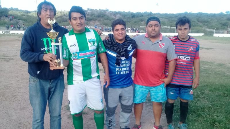 Fútbol solidario y homenajes en Pedro Cano