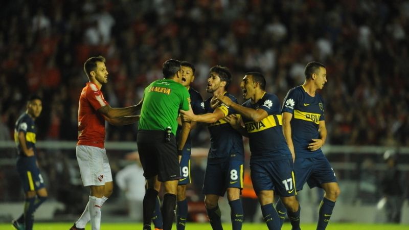 El referí Penel está convencido que “no fue penal”