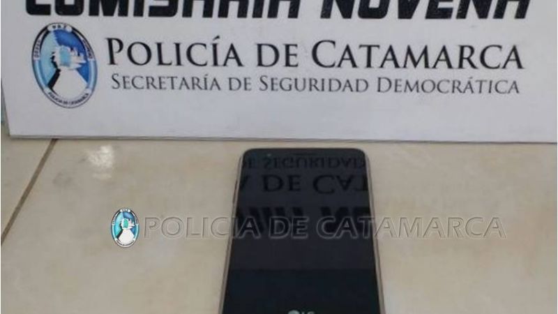 Encontró un celular en una playa de estacionamiento y lo entregó a los policías