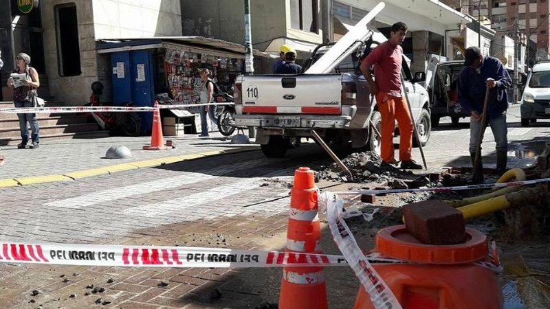 Trabajan en pleno centro para reparar un caño de agua
