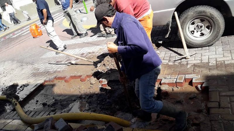 Trabajan en pleno centro para reparar un caño de agua
