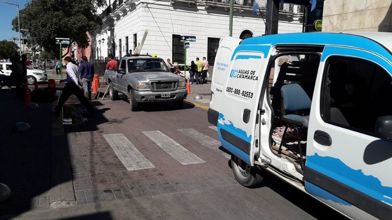 Trabajan en pleno centro para reparar un caño de agua