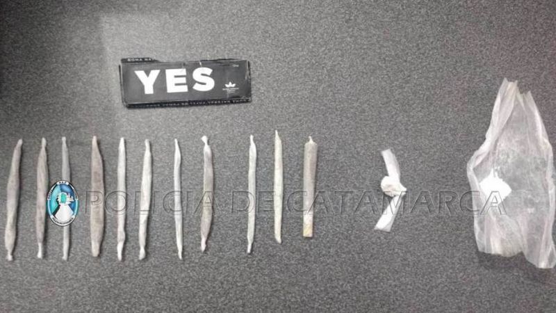 Le descubren un bolso con cosas robadas, pero también con marihuana y cocaína