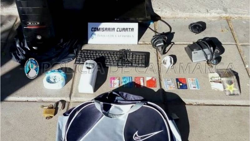 Le descubren un bolso con cosas robadas, pero también con marihuana y cocaína