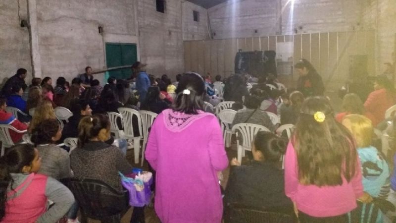 Multitudinaria función del ciclo “Teatro Va 3!” en Manantiales