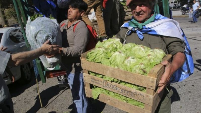 Segundo día del “verdurazo” en Plaza Congreso