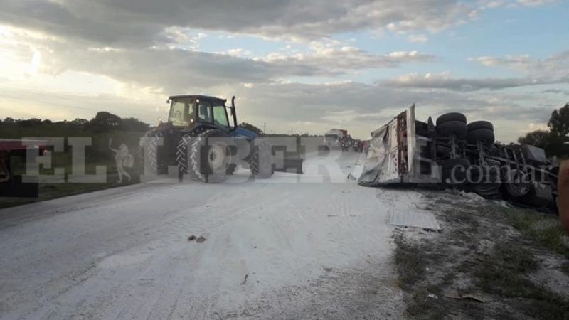 Violento choque entre camiones en la Ruta Nacional N°157