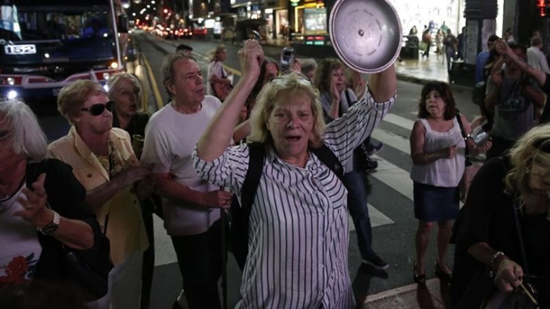 Protestan con un "ruidazo" contra el aumento de tarifas
