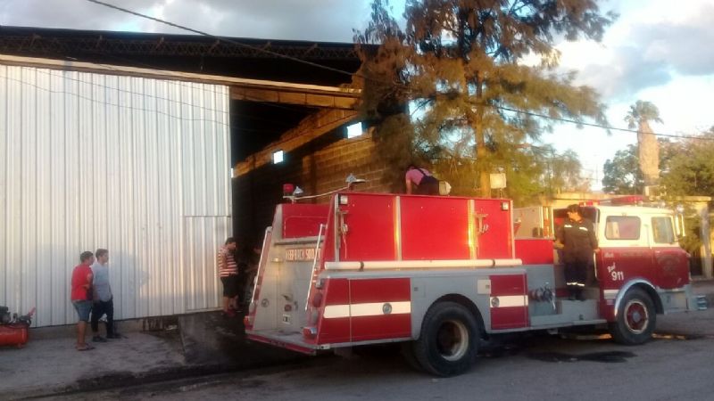 Incendio en un galpón con carbón en Recreo