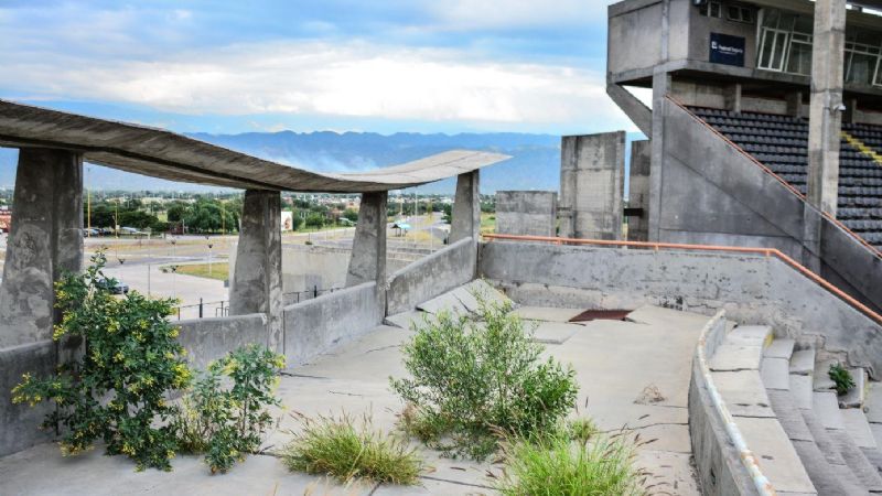 “Reparar las tribunas sería más caro que tirarlas abajo  y hacerlas de nuevo”