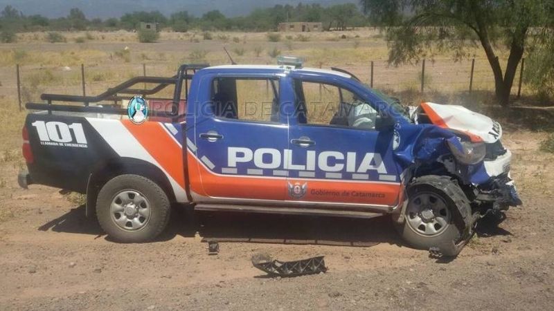 Chocó contra una camioneta de la policía