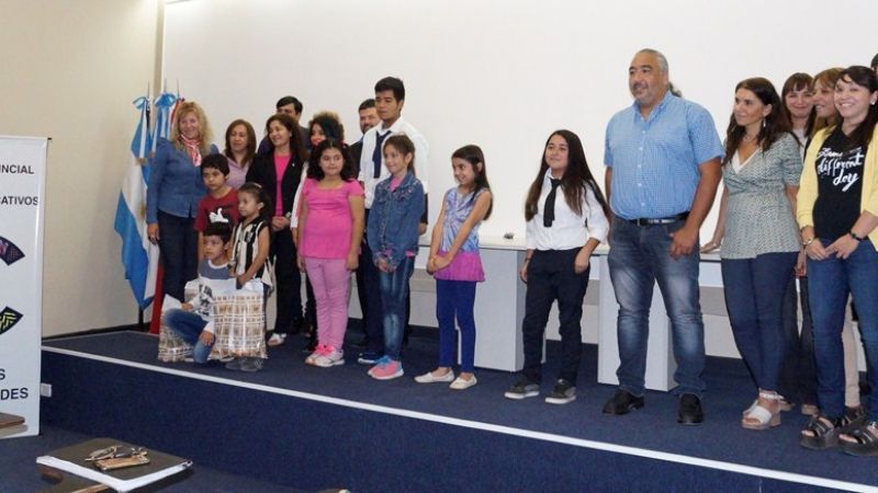 Alumnos fueron premiados por el concurso “Pintando Catamarca”