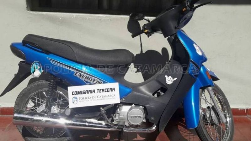 Arrestan a dos jóvenes mientras llevaban un plasma robado