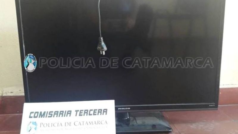 Arrestan a dos jóvenes mientras llevaban un plasma robado