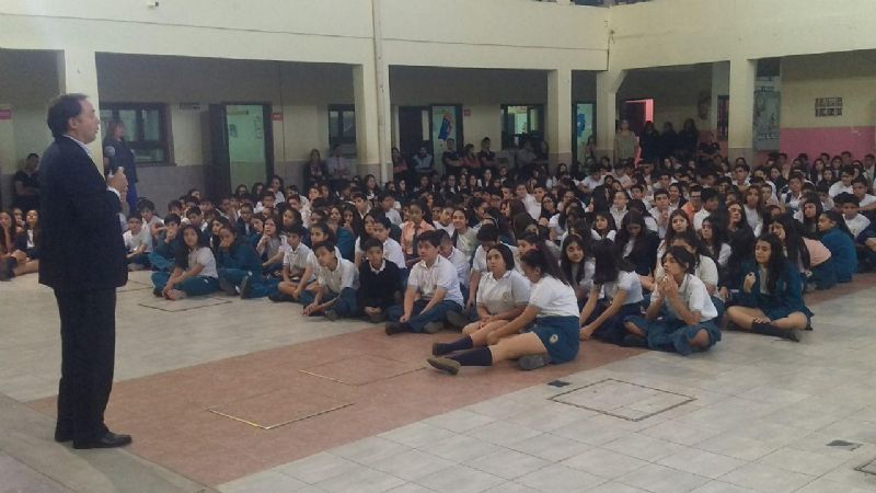 Mera convocó alumnos y docentes al ciclo sobre uso de redes