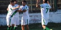 DEFENSORES abraza a Romero autor del primer gol 