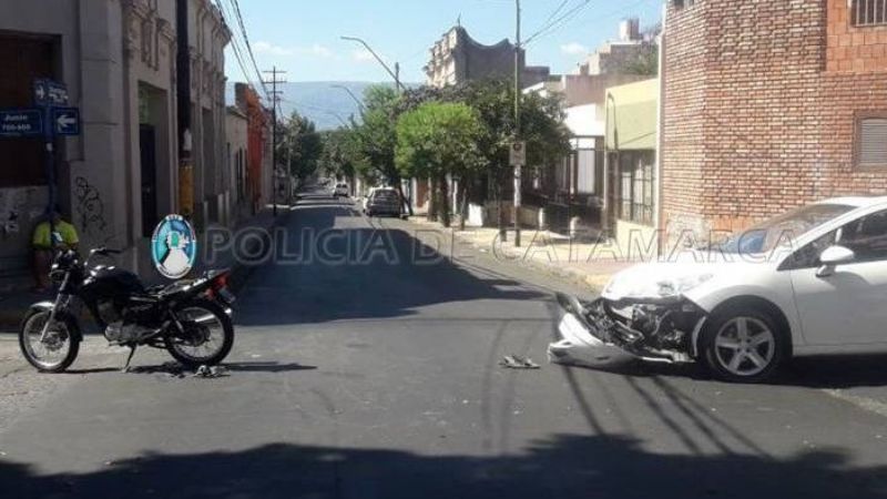 Motociclistas lesionados en un siniestro vial en pleno centro