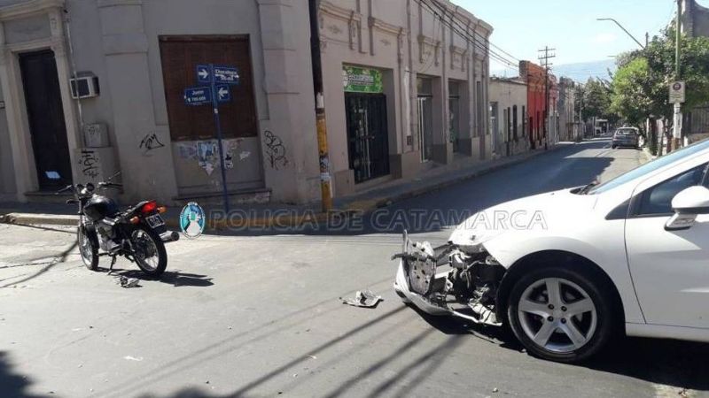 Motociclistas lesionados en un siniestro vial en pleno centro