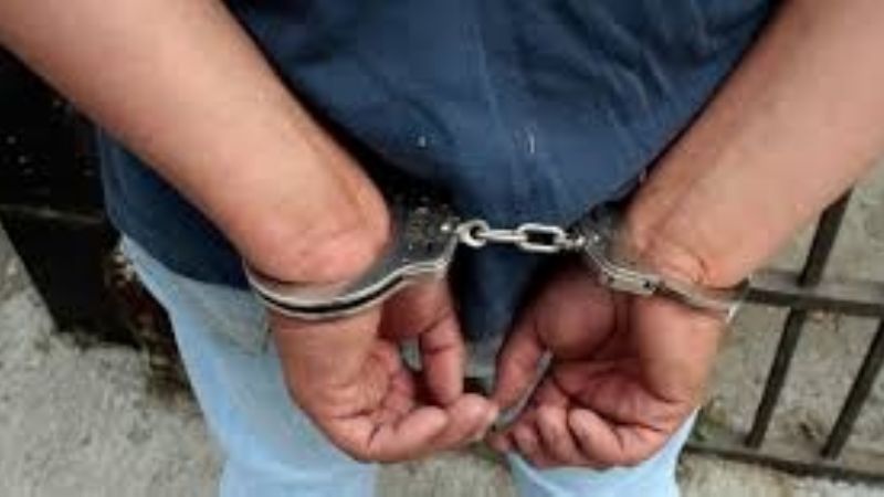 Amenazó de muerte e intentó agredir a su madre