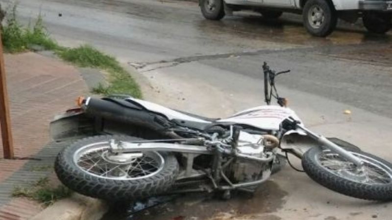 Dos motociclistas perdieron el control y terminaron heridos
