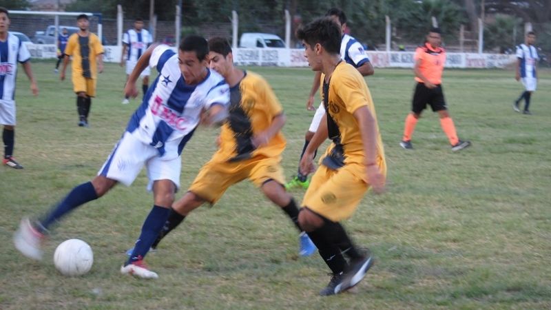 Sarmiento no se animó a quedar solo en la cima