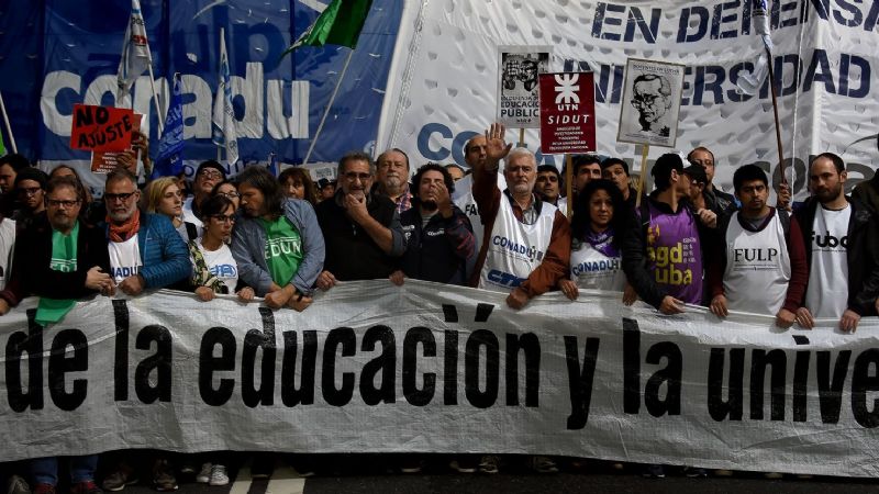 Docentes univesitarios rechazan oferta del 15% en cuatro cuotas y van al paro