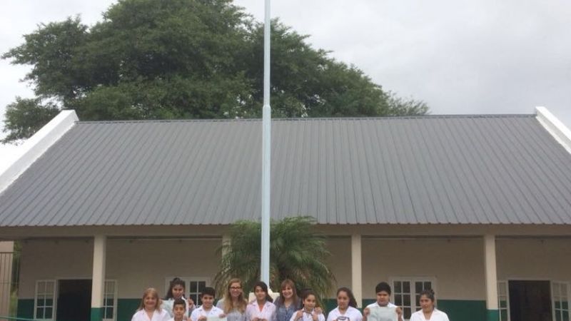 Entrega de kits, Constitución Nacional y material didáctico en escuelas rurales