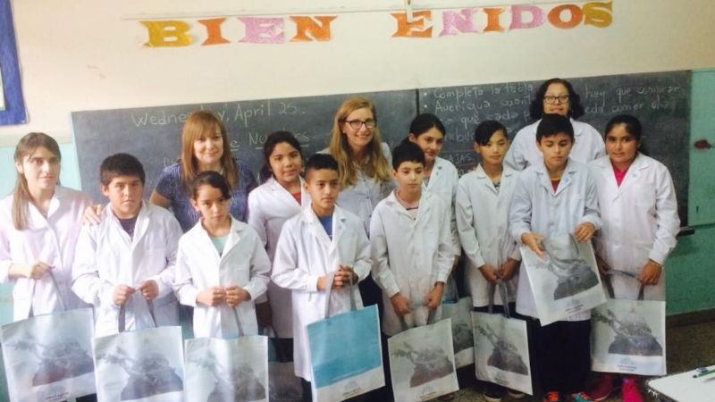 Entrega de kits, Constitución Nacional y material didáctico en escuelas rurales