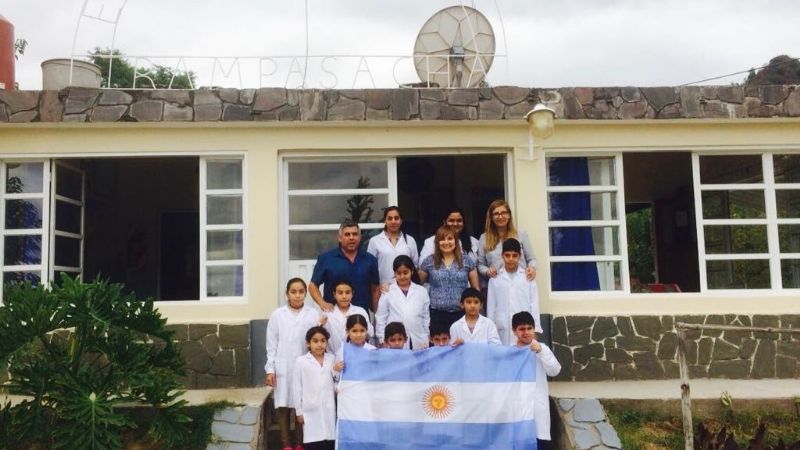 Entrega de kits, Constitución Nacional y material didáctico en escuelas rurales