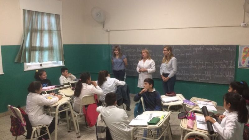 Entrega de kits, Constitución Nacional y material didáctico en escuelas rurales